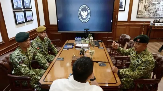 Seskab Teddy Temui 2 Prajurit TNI yang Kibarkan Merah Putih di Aceh
