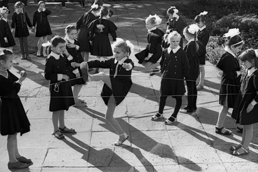 Anak-anak perempuan bermain lompt tali Prancis seusai sekolah (Sumber: ussr-kruto.ru)