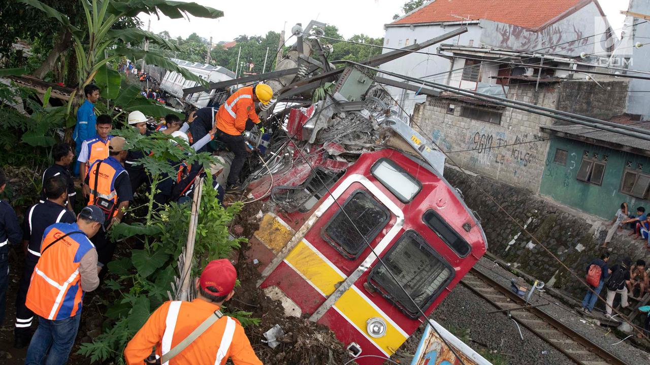 Proses Evakuasi KRL Anjlok di Bogor