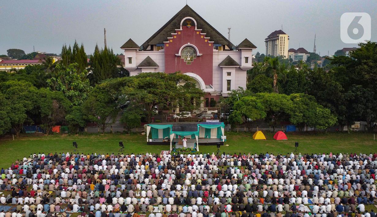 Umat muslim melaksanakan Salat Idul Adha 1445 Hijriah di Lapangan Lembaga Cornelis Chastelein depan Gereja Bethel Indonesia, Depok, Jawa Barat, Senin (17/6/2024). (merdeka.com/Arie Basuki)