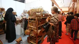 Seorang wanita memilih tas dari rotan selama pameran inacraft 2019 di JCC, Jakarta, Rabu (24/4). Inacraft 2019 sendiri merupakan salah satu pameran produk kerajinan terbesar di Asia Tenggara yang diikuti sekitar 1.700 peserta dari seluruh Indonesia dan luar negeri. (Liputan6.com/Angga Yuniar)