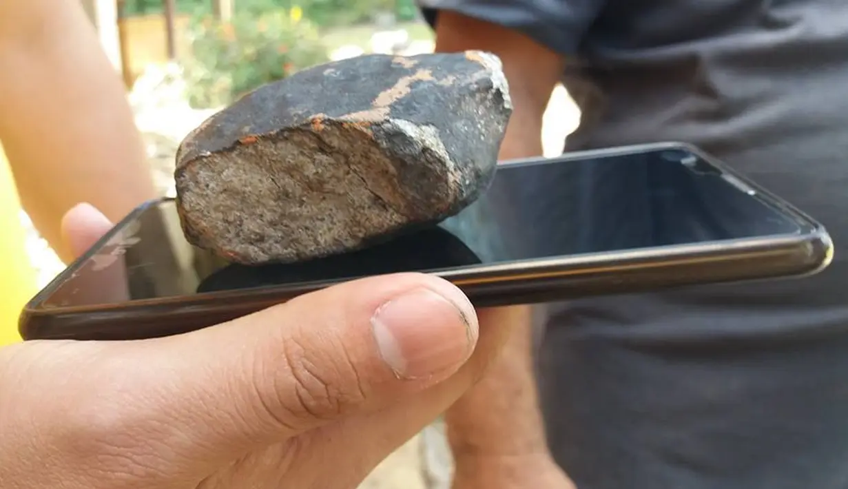 Dugaan potongan meteorit yang jatuh di Kuba barat, kota Vinales, Pinar del Rio pada Jumat (1/2). Menurut petugas layanan cuaca nasional, meteorit itu melintasi langit sebelum meledak dan menghujani puing-puing di Kuba barat. (FATIMA RIVERO/TELEPINAR/AFP)