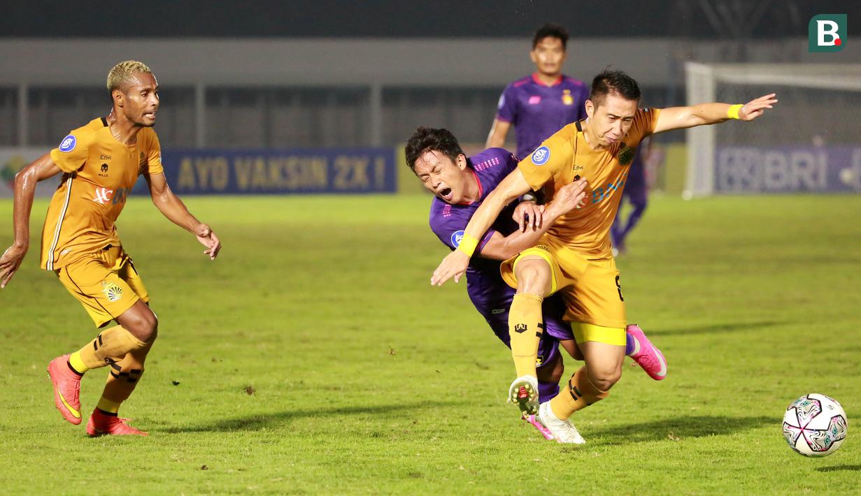 Pemain Persik Kediri asuhan Joko Susilo masih kesulitan mengembangkan permainan dan selalu gagal menembus pertahanan Bhayangkara FC. (Bola.com/M Iqbal Ichsan)