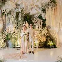 Busana pengantin Amanda Rawles dan Adriel Susanteo saat resepsi di Jakarta (The Brides Story)