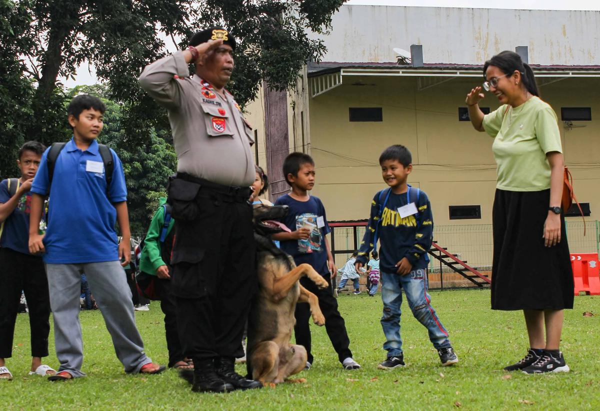 FOTO: Komunitas Jendela Jakarta Ajak Anak-Anak Kenali Peran Polisi Satwa