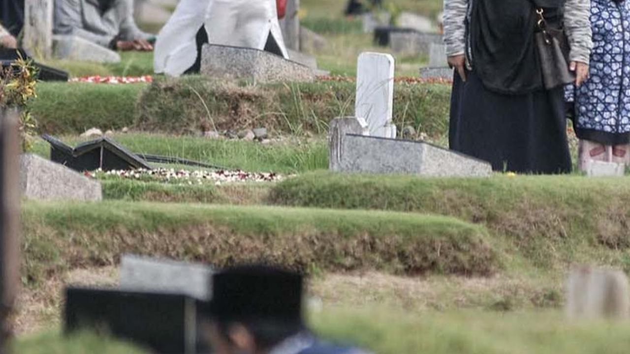 Urutan Tata Cara & Doa Ziarah Kubur Orang Tua<br>