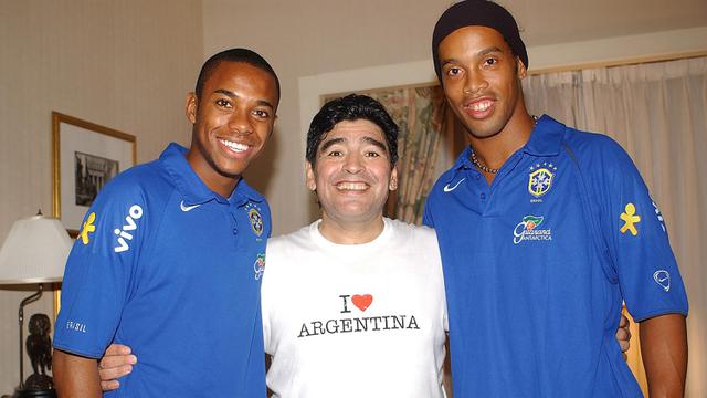 FOTO: Momen Kedekatan Sang Legenda Dengan Pesepakbola Dunia Lainnya