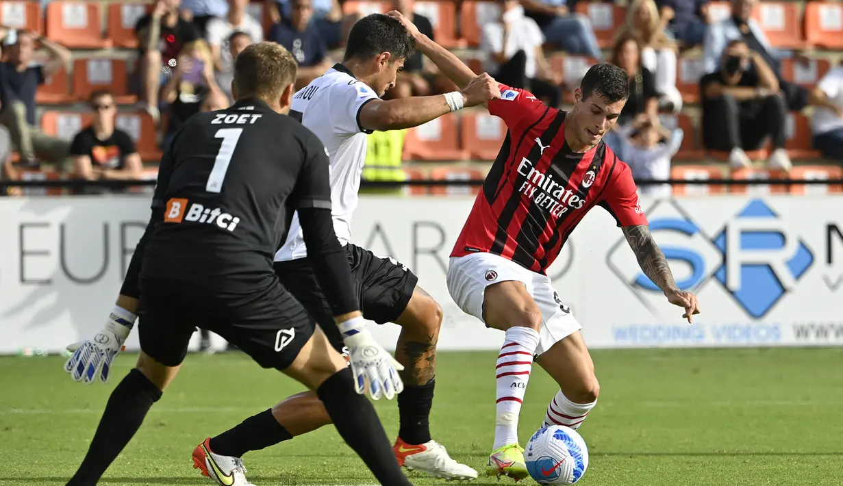 Pietro Pellegri (kanan). Striker Italia berusia 21 tahun ini dipinjam AC Milan dari AS Monaco hanya setengah musim sejak awal musim 2021/2022 hingga pertengahan musim 2021/2022 dan dilanjutkan peminjamannya ke Torino. Selama setengah musim tersebut ia hanya tampil 6 laga di Serie A, namun itu sudah cukup mendapatkan medali atas raihan Scudetto AC Milan. Sesuai regulasi, minimal seorang pemain harus bermain dalam 5 laga untuk diakui berperan dalam raihan scudetto. (AFP/Alberto Pizzoli)