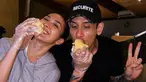 Sebagai pasangan selebriti yang sudah populer sejak lama, keduanya merupakan salah satu pasangan yang dikenal hidup dengan sederhana. Jarang pamer kekayaan, keduanya menikmati kehidupan berdua yang asyik seperti halnya makan durian bareng ini. (Liputan6.com/IG/@andreadianbimo)