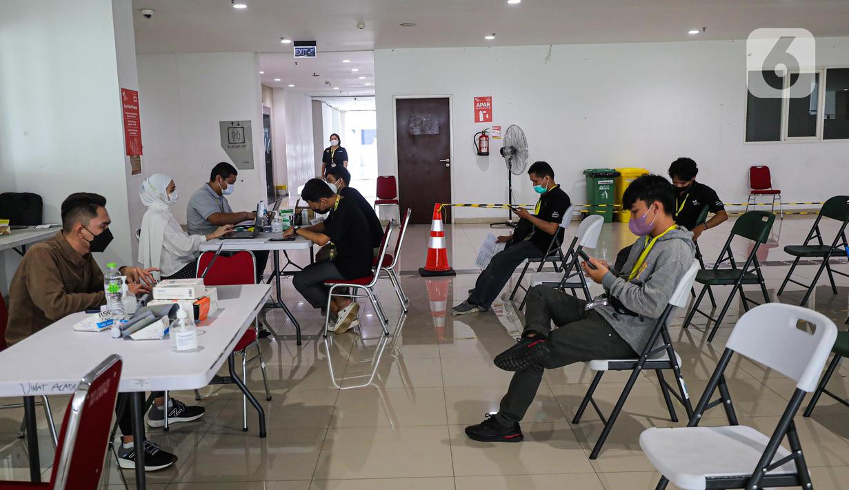 Tenaga kesehatan relawan yang bertugas menunggu untuk mendapatkan vaksinasi dosis keempat di RSDC, Wisma Atlit, Kemayoran, Jakarta. Rabu (3/8/2022). Pemerintah melalui Kementerian Kesehatan (Kemenkes) mulai melaksanakan pemberian vaksinasi Covid-19 dosis keempat atau booster kedua bagi para tenaga kesehatan (nakes). (Liputan6.com/Faizal Fanani)