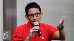 Ketua Umum PB PRSI, Sandiaga S Uno memberikan keterangan jelang Kejuaraan Renang Antar Perkumpulan Seluruh Indonesia di Jakarta, Kamis (17/12/2015). Ajang ini akan berlangsung pada 27-30 Desember mendatang di Jakarta. (Liputan6.com/Helmi Fithriansyah)