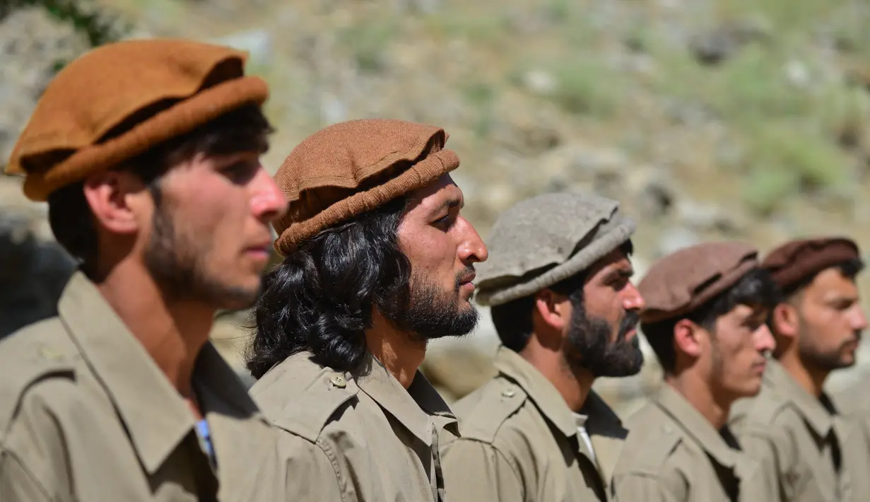 Personel baru pasukan keamanan Afghanistan saat mengambil bagian dalam pelatihan militer di daerah Bandejoy, Distrik Dara, Provinsi Panjshir, Afghanistan (21/8/2021). Setelah pengambilalihan Afghanistan oleh Taliban, warga ramai mendaftarkan diri jadi anggota tentara militer. (AFP/Ahmad Sahel Arman)