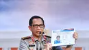 Kapolri Jenderal Tito Karnavian menunjukkan sketsa tersangka kasus penyerangan Novel Baswedan usai pertemuan tertutup dengan Presiden RI Jokowi di Istana, Jakarta, Senin (31/7). Polri akan membentuk tim gabungan Polri-KPK. (Laily Rachev/Biro Pers Setpres)