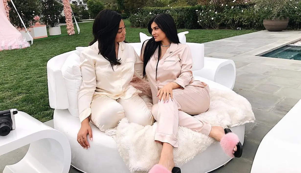 "Aku pikir Kylie menjadi lebih baik setelah Stormi lahir. Ini adalah salah satu proses kehidupan dan hubungan kami menjadi lebih baik usai ia hadir," ujar Jordyn. (instagram/jordynwoods)