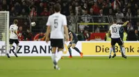 Striker Timnas Jerman Lukas Podolski (kanan) melepas tembakan untuk merobek gawang Inggris di Signal Iduna Park, Kamis (23/3/2017) dinihari WIB. (AP Photo/Frank Augstein)