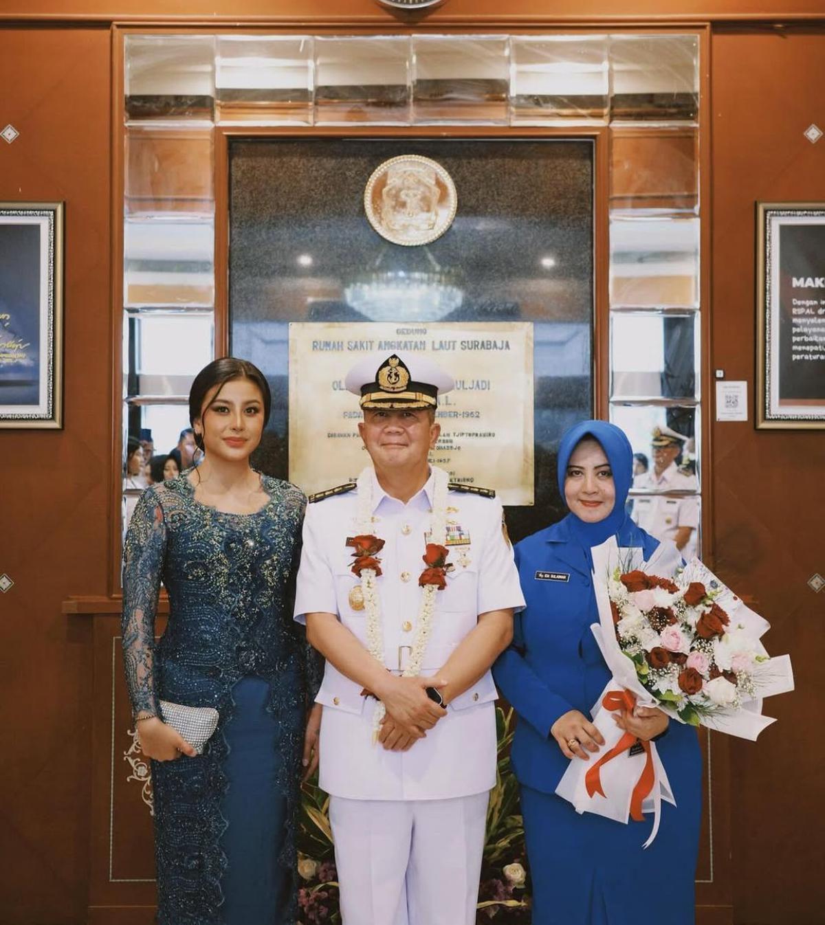 7 Potret Awkarin Mendampingi Sang Ayah dalam Pelantikan Jabatan Baru, Gaya Elegan Jadi Sorotan
