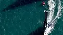 Perahu berlayar selama perlombaan Barcolana Regatta ke-49 di Teluk Trieste, (8/10). Perlombaan ini berawal dari inisiatif klub yacht Società Velica di Barcola e Grignano. (AFP PHOTO / Alberto Pizzoli)