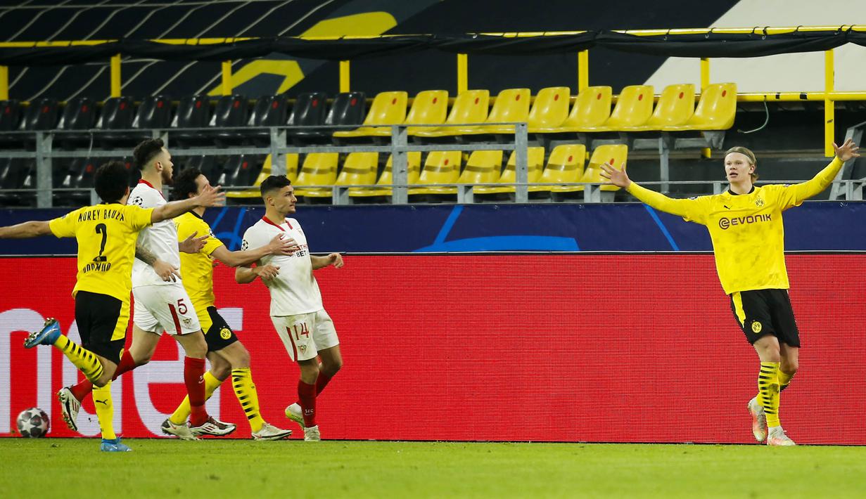 Pemain Borussia Dortmund juga berusaha menahan amarah pemain Sevilla yang sedang mengejar Erling Haaland karena tak terima kipernya yaitu Yassine Bounou diledek Haaland. (Photo by LEON KUEGELER / various sources / AFP)