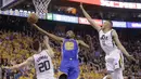 Aksi forward Golden State Warriors, Kevin Durant  (tengah) melakukan lay up melewati adangan para pemain Utah Jazz pada gim keempat playoff NBA di Salt Lake City, Senin (8/5/2017). Warriors menang 121-95.  (AP/Rick Bowmer)