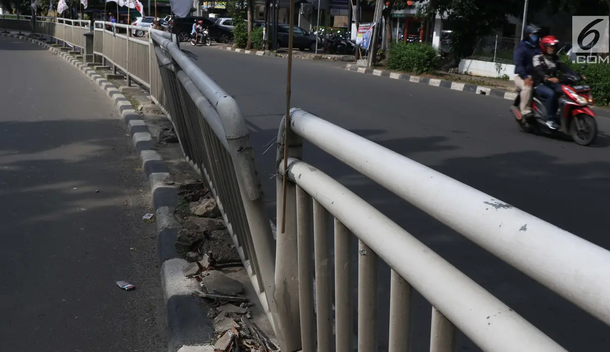 Salah satu ruas pembatas jalan Prof. DR. Soepomo terlihat miring, Jakarta, Jumat (22/2). Kondisi pagar pembatas jalan di jalan Prof. DR. Soepomo mengalami kerusakan di beberapa titik. (Liputan6.com/Helmi Fithriansyah)
