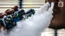 Seorang pria menggunakan vape atau rokok elektronik di kawasan Bundaran HI, Jakarta, Selasa (12/11/2019). Pemerintah melalui BPOM mengusulkan pelarangan penggunaan rokok elektrik dan vape di Indonesia, salah satu usulannya melalui revisi PP Nomor 109 Tahun 2012. (Liputan6.com/Faizal Fanani)