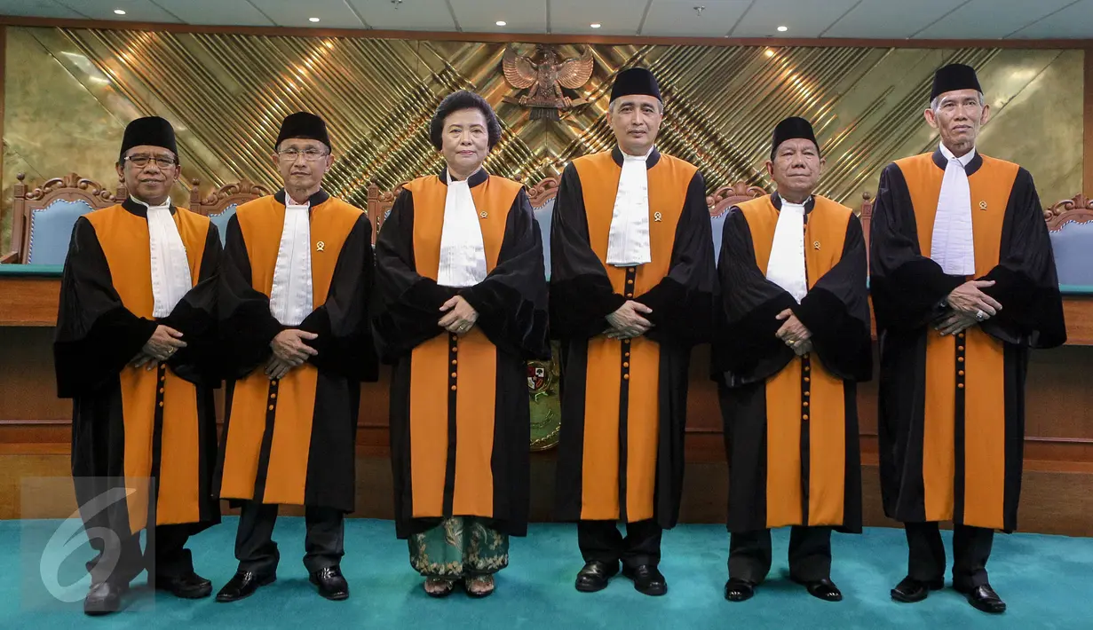 Enam Hakim Agung baru berfoto bersama usai pelantikan yang dipimpin Ketua Mahkamah Agung (MA) Muhammad Hatta Ali di Gedung sekretariat MA, Jakarta, Rabu (5/8/2015).  (Liputan6.com/Faizal Fanani)