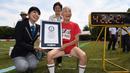Hidekichi Miyazaki, 105 tahun, dinobatkan sebagai sprinter tertua di dunia oleh Guinness World Records setelah berlomba di nomor lari 100m Kyoto Masters Autumn Competiton di Kyoto, Jepang, Rabu (23/9/2015). (AFP Photo/Toru Yamanaka)