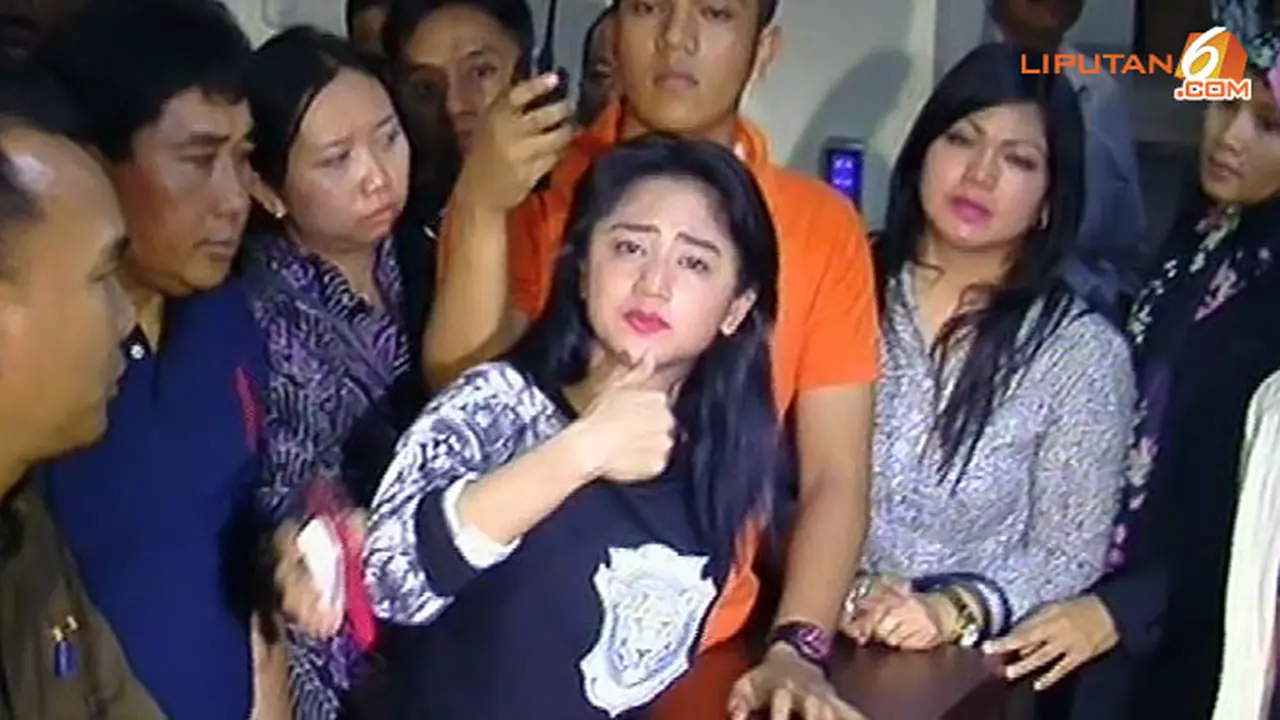 dewi-perssik-2-140214b.jpg