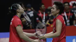 Ganda Putri Indonesia, Greysia Polii/Apriyani Rahayu, melakukan selebrasi usai menaklukkan wakil Denmark, Maiken Fruergaard/Sara Thygesen, pada laga final Indonesia Masters di Istora, Jakarta, Minggu (19/1). Greysia/Apriyani menang 18-21, 21-11, dan 23-21. (Bola.com/M Iqbal Ichsan)