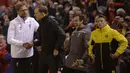 Pelatih Liverpool, Juergen Klopp (kiri) bersalaman dengan Pelatih Borussia Dortmund, Thomas Thucel usai pertandingan perempat final UEFA Europa League antara Liverpool lawan Borussia Dortmund di stadion Anfield, Inggris, (14/4) .( OLI SCARFF / AFP)
