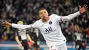 Kylian Mbappe - Bomber Paris Saint-Germain (PSG) ini menjadi bintang kemenangan kala melawan Lyon di Parc des Princes pada laga Liga Prancis musim 208-2019. Mbappe mencetak empat dari lima gol Les Parisiens. (AFP/Julien De Rosa)