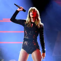 Album folklore yang rangkum berbagai sisi eksploratif Taylor Swift disajikan dalam sebuah live session menarik. (bloomberg)