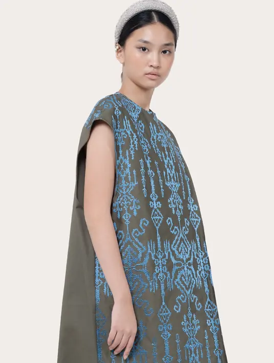 Tersedia dalam warna-warna netral namun dominan seperti realgar, poudre, dove, turnip, clay, nata, tobacco dan juga bijou. Cocok untuk dikenakan siang dan malam hari./ Foto: dok Sapto Djojokartiko.