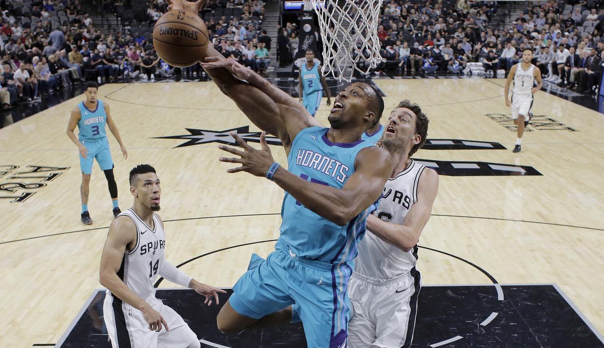 Pemain Charlotte Hornets,  Dwight Howard (12) diadang pemain San Antonio Spurs, Pau Gasol (16) pada laga NBA basketball game di AT&T Center, San Antonio, (3/11/2017) waktu setempat. San Antonio menang 108-101. (AP/Eric Gay)
