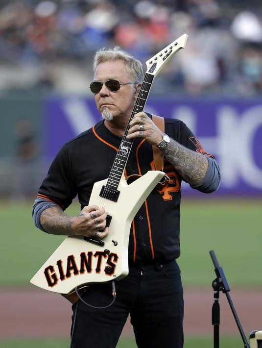 Aksi James Hetfield saat membawakan lagu kebangsaan Amerika Serikat sebelum laga MLB antara San Francisco Giants melawan Chicago Cubs di San Francisco, (7/8/2017). San Francisco kalah 3-5 dari Cubs. (AP/Marcio Jose Sanchez)