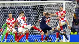 Pemain Skotlandia Callum McGregor menendang bola ke gawang Kroasia pada pertandingan Grup D Euro 2020 di Stadion Hampden Park, Glasgow, Selasa (22/6/2021). Kroasia menang 3-1. (AP Photo/Petr David Josek, Pool)