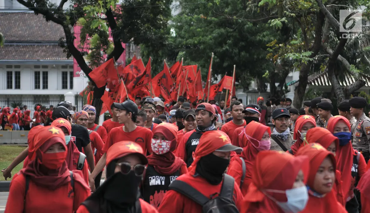 Massa yang tergabung dalam Komite 1 Mei Untuk Kemerdekaan, Kesejahteraan, dan Kesetaraan (KOMITMEN) saat menggelar aksi Peringatan 20 Tahun Reformasi di depan Istana Merdeka, Jakarta, Minggu (20/5). (Merdeka.com/Iqbal S Nugroho)