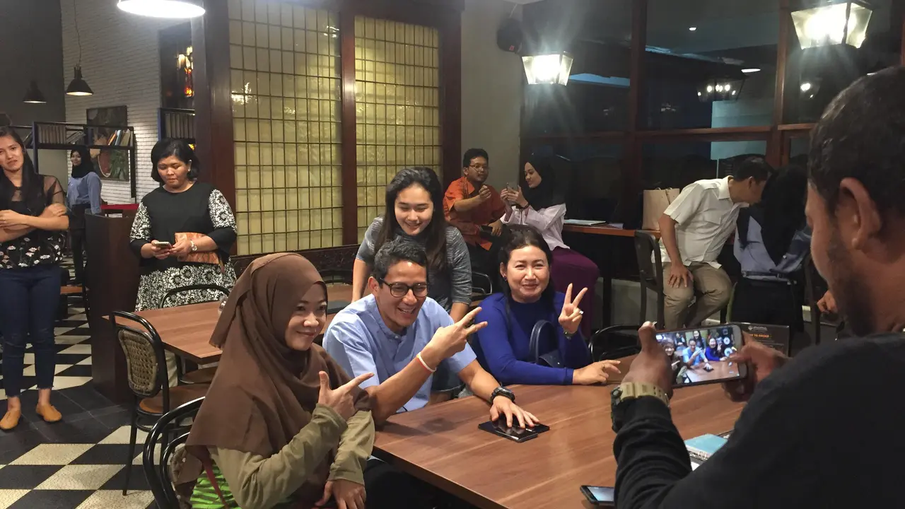 Cawapres Sandiaga Uno diajak berfoto