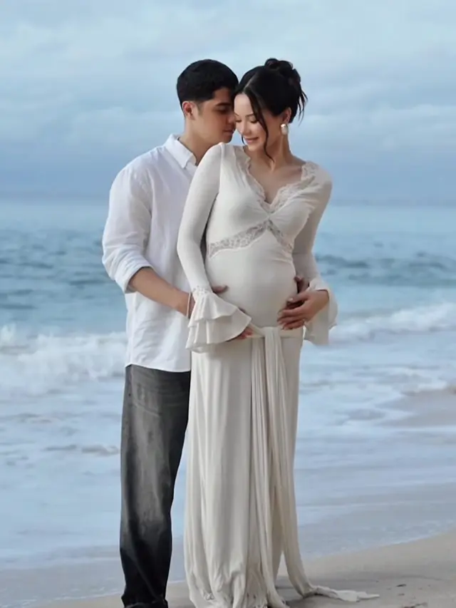 Alyssa Daguise Maternity Shoot di Pantai mengenakan dress putih. [@alyssadaguise]