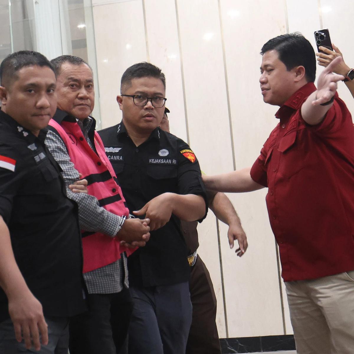 FOTO: Tiga Eks Pimpinan BGN Ditahan dalam Kasus Dugaan Korupsi Program MBG