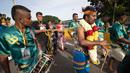 Seorang pria berjalan dengan kait yang tertanam di punggungnya saat Festival Thaipusam di Gua Batu, Kuala Lumpur, Malaysia, Senin (21/1). Thaipusam dirayakan pada bulan 'Thai', bulan kesepuluh dalam kalendar Tamil. (AP Photo/ Vincent Thian)