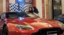 Dua wanita Saudi melihat sebuah mobil di sebuah pameran mobil di resor Jeddah Laut Merah Jeddah (5/10). Walau peraturan tersebut akan berlaku pada 24 Juni 2018, para wanita Saudi mulai berburu mobil impiannya. (AFP Photo/Amer Hilabi)
