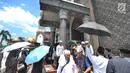 Keluarga dan jemaah mengusung peti jenazah Hj. Djuriah Rais atau dikenal dengan nama Dian Al Mahri saat akan dimakamkan di area Masjid Kubah Emas, Cinere, Depok, Jumat (29/3). Pendiri Masjid Kubah Emas tersebut meninggal dunia pada Jumat dini hari tadi di usia 70 tahun. (merdeka.com/Arie Basuki)