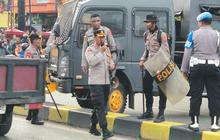 Aksi Kapolresta Jayapura Redam Emosi Massa saat Rekapitulasi Pleno KPU