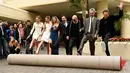 Tiga putri aktor Sylvester Stallone, Sistine, Scarlet, Sophia bersama Jimmy Fallon menggelar karpet merah jelang penanugerahan Golden Globe Awards ke-74 di Beverly Hilton, Beverly Hills, (4/1). (Chris Pizzello/Invision/AP)