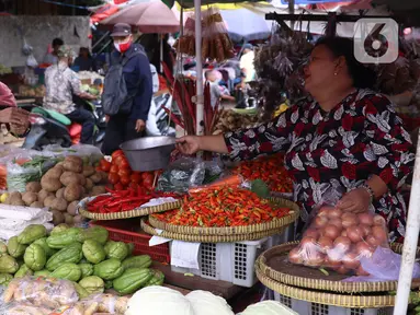 Warga membeli kebutuhan sembako di Pasar Kebayoran, Jakarta, Senin  (21/12/2020). Kenaikan permintaan bahan pokok berpotensi kembali terjadi pada akhir tahun seiring dengan perayaan Natal dan Tahun Baru 2021. (Liputan6.com/Angga Yuniar)