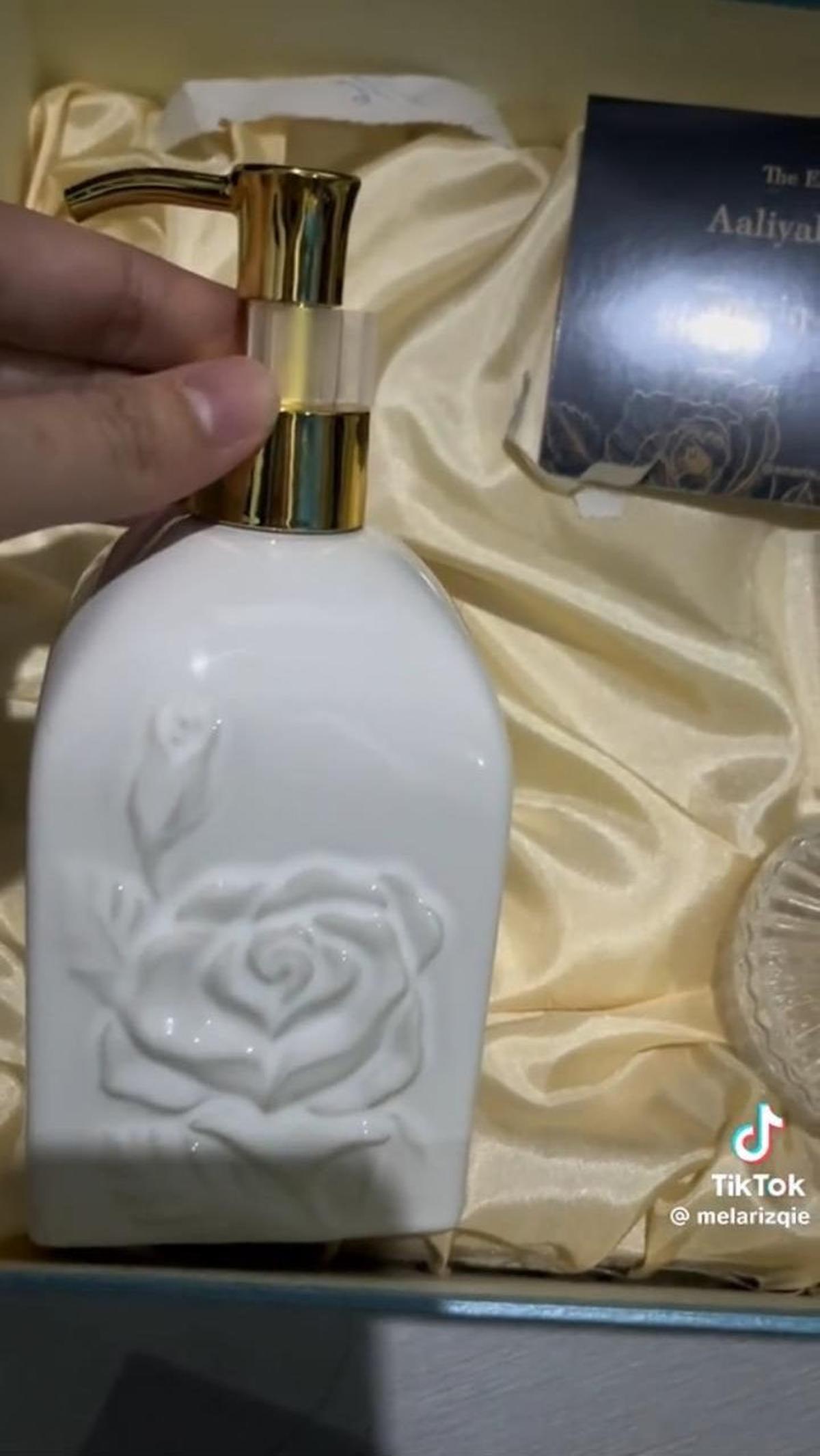 Tempat sabun ini tampak mewah dengan material kaca dan ukiran bunga. Sementara bagian pump nya memakai material stainless.