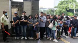 Kedutaan Besar Vatikan membuka pintu untuk warga atau umat Katolik yang akan mengucapkan belasungkawa serta mendoakan Pemimpin tertinggi Gereja Katolik sedunia sekaligus Kepala Negara Vatikan, Paus Fransiskus yang wafat pada Senin (21/4/2025) kemarin. (Liputan6.com/Herman Zakharia)