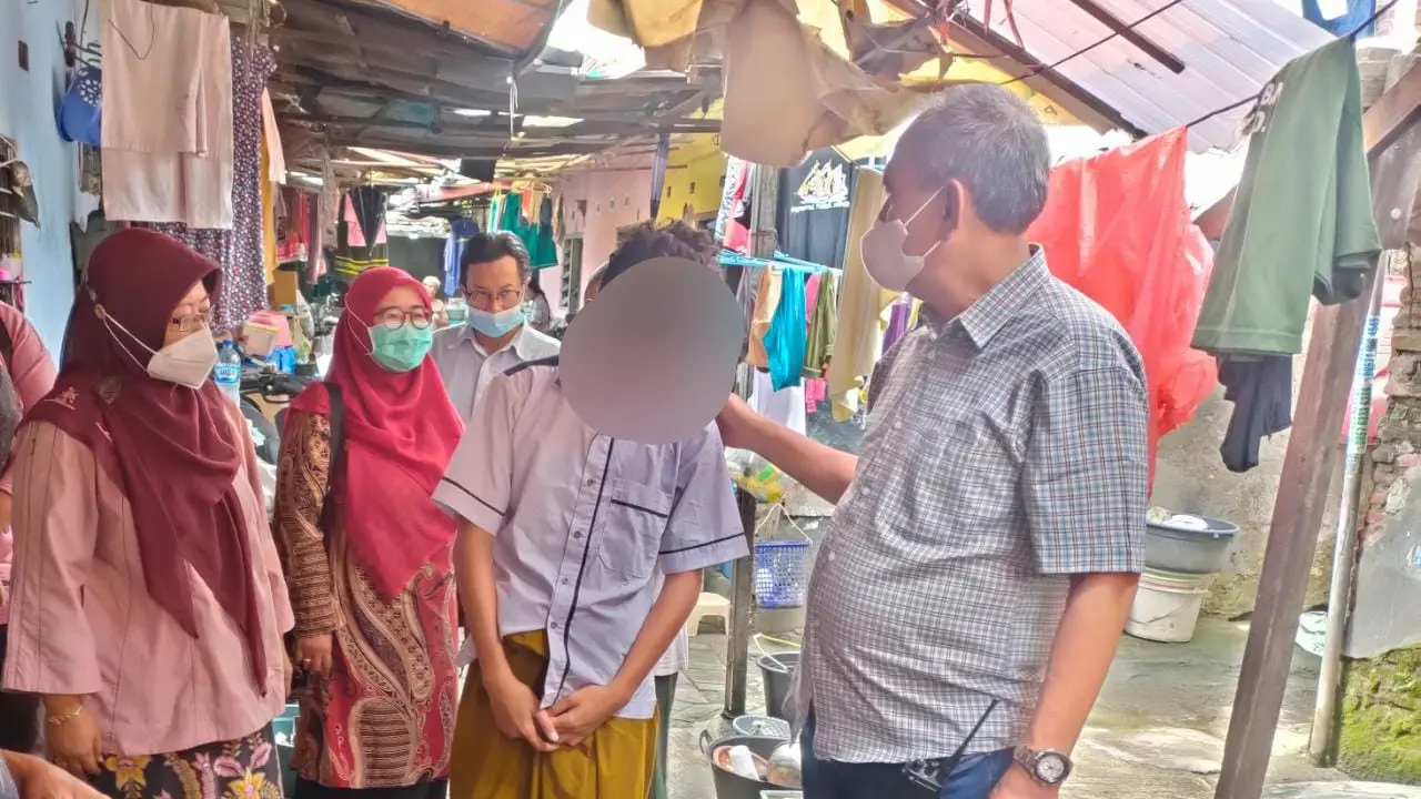Disdik Surabaya mendatangi rumah siswa korban pemukulan guru. (Dian Kurniawan/Liputan6.com)