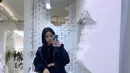 Kombinasi jaket, high waist pants, dan crop top paling nyaman untuk berbagai kegiatan. [@sooyaaa__].